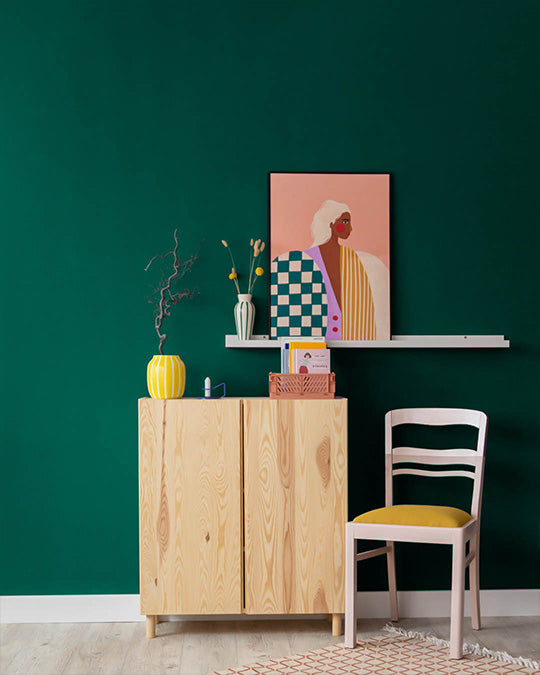 IKEA Ivar vor einer Wand im Farbton Emerald gestrichen