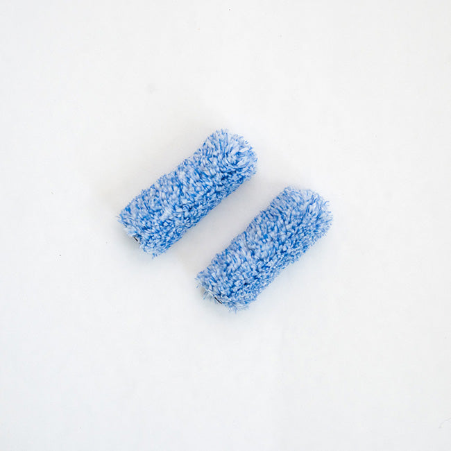Zwei kleine blaue Farbwalzen