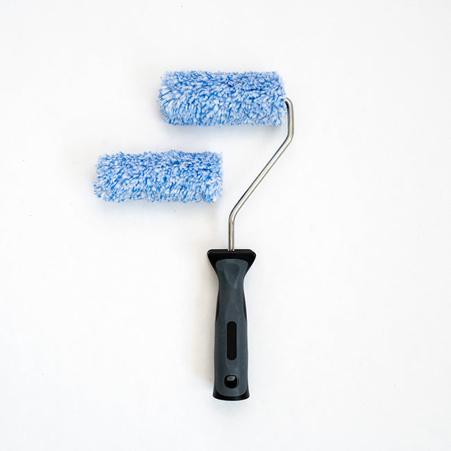 Zwei kleine blaue Farbwalzen und ein Aufsteckbügel