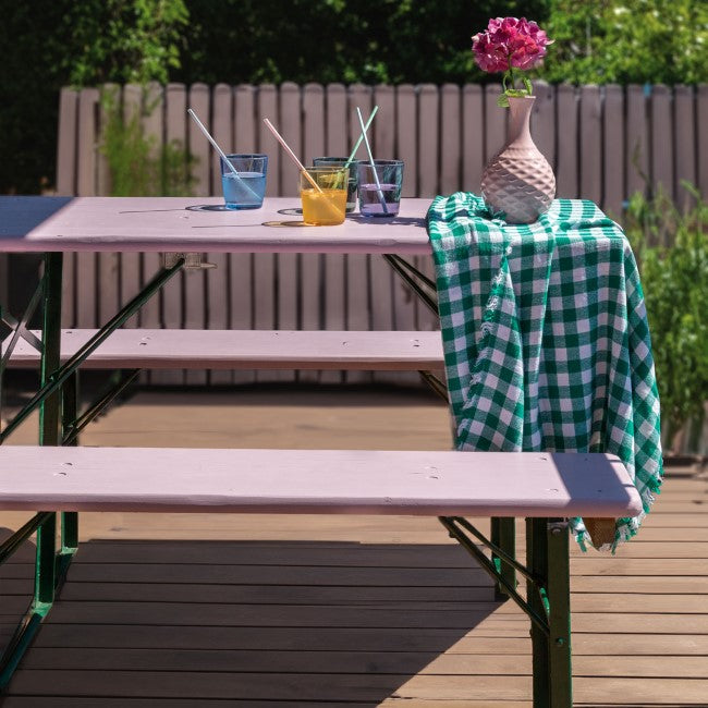 In hellem Violett („Seattle“) gestrichen, steht die Bierzeltgarnitur auf der Terrasse und setzt einen farbigen Akzent.