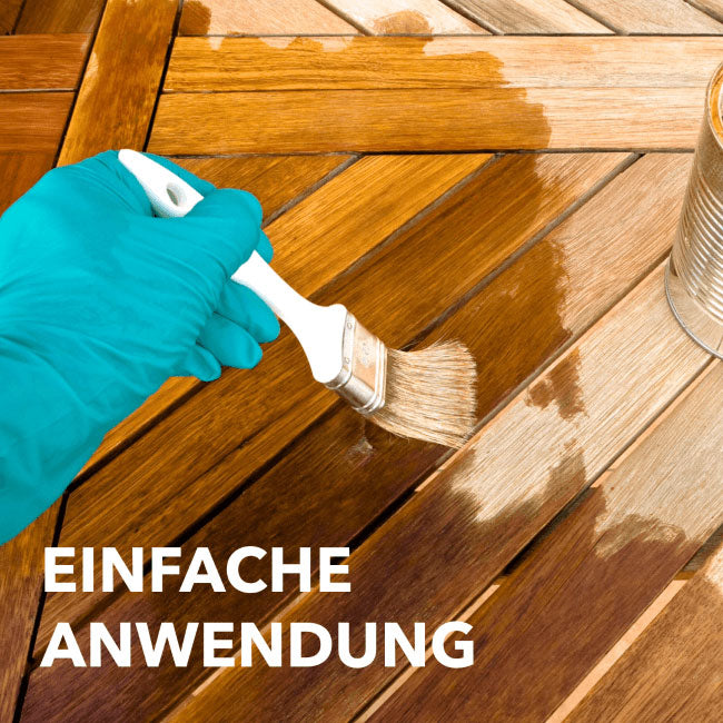 Gartentisch wird mit einem Pinsel geölt