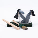 Produktbild des Holzöl Starter Sets mit Mischbecher, Pinsel, Schleifpad, Handschuhen und Rührspatel