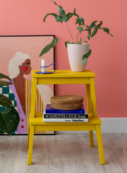 Nachherfoto eines IKEA Bekväm Tritthocker, der mit Kreidefarbe in Gelb gestrichen wurde