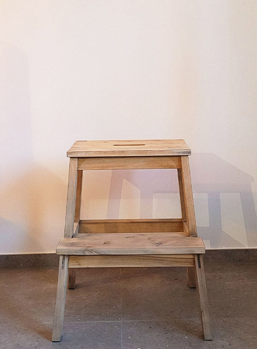 Vorherfot eines IKEA Bekväm Tritthockers vor dem Streichen