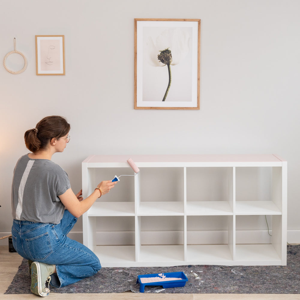 Streichen eines IKEA Kallax Regals im Farbton Blush mit einer Farbrolle