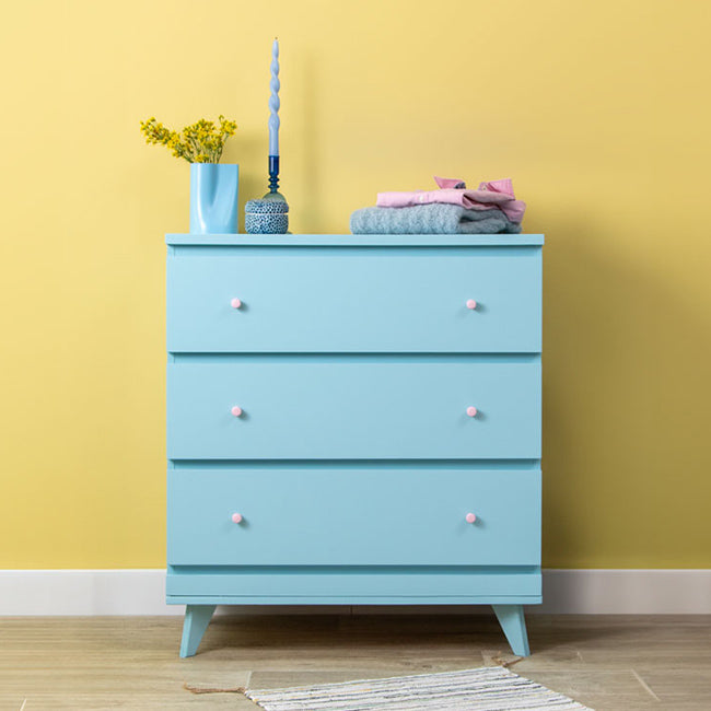 Blau gestrichenes IKEA Malm vor einer gelb gestrichenen Wand