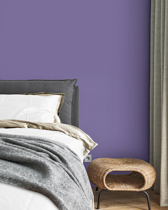 Schlafzimmer im pastelligen Violett-Farbton Lavendel
