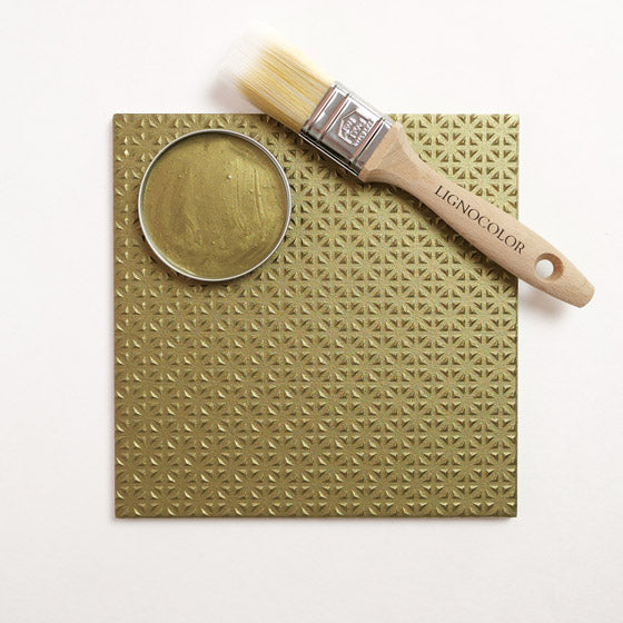 Fliese, die mit der Metallicfarbe Antique Gold gestrichen wurde