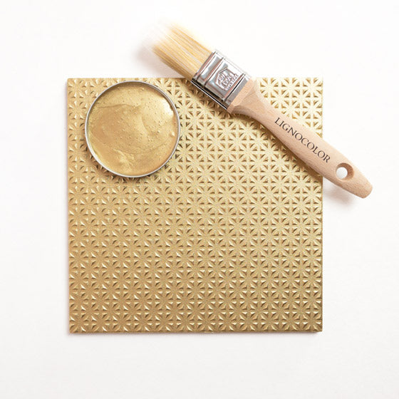 Fliese, die mit der Metallicfarbe Classic Gold gestrichen wurde