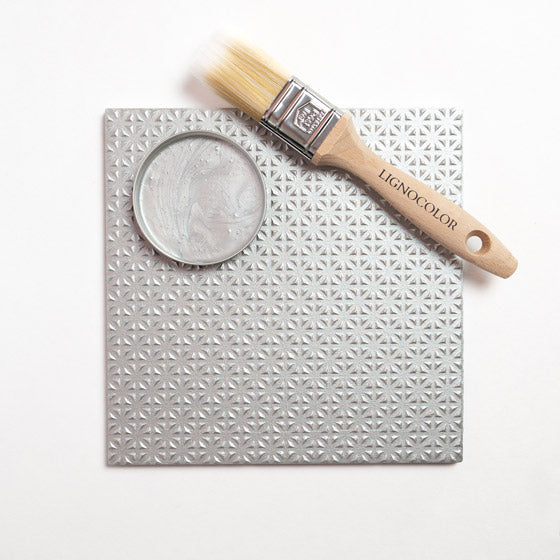 Fliese, die mit der Metallicfarbe Classic Silver gestrichen wurde