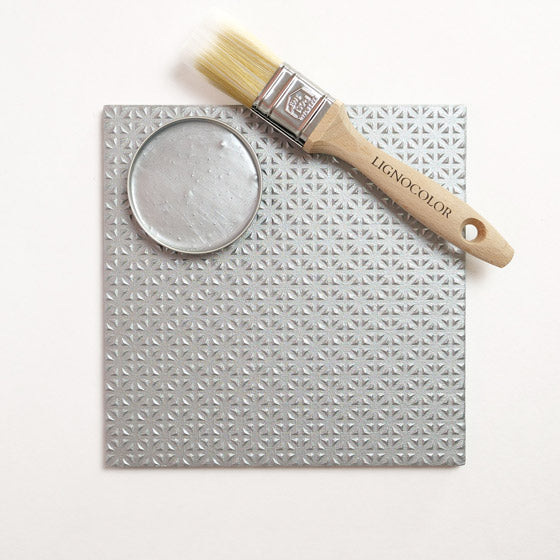 Fliese, die mit der Metallicfarbe Cool Titanium gestrichen wurde