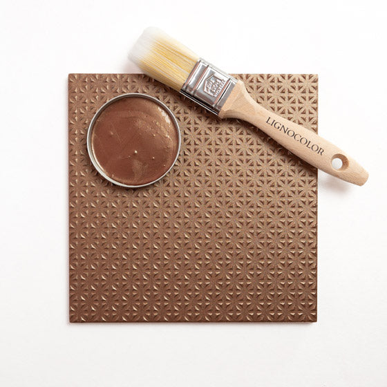 Fliese, die mit der Metallicfarbe English Bronze gestrichen wurde