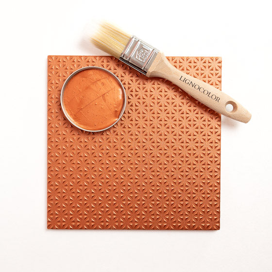 Fliese, die mit der Metallicfarbe Eternal Copper gestrichen wurde