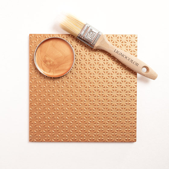 Fliese, die mit der Metallicfarbe Golden Copper gestrichen wurde