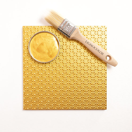 Fliese, die mit der Metallicfarbe Liquid Gold gestrichen wurde