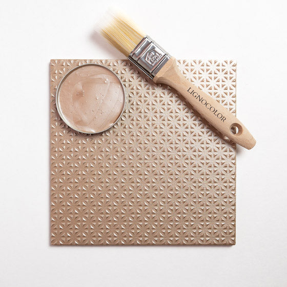 Fliese, die mit der Metallicfarbe Luxe Rose Gold gestrichen wurde