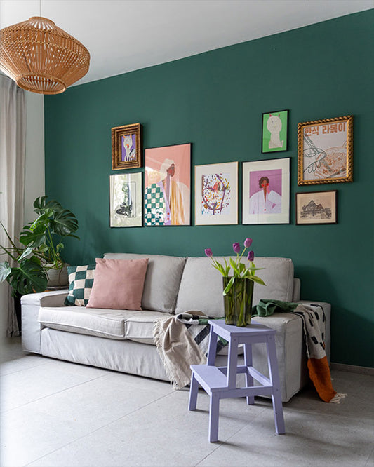 Wohnzimmer im dunklen, graustichigen Grünton Midnight Green