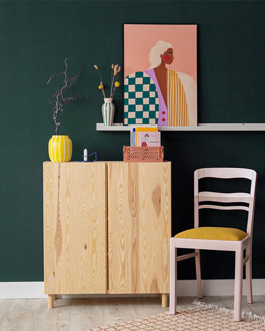 Wand hinter IKEA Ivar im sehr dunklen Grünton Moosgrün