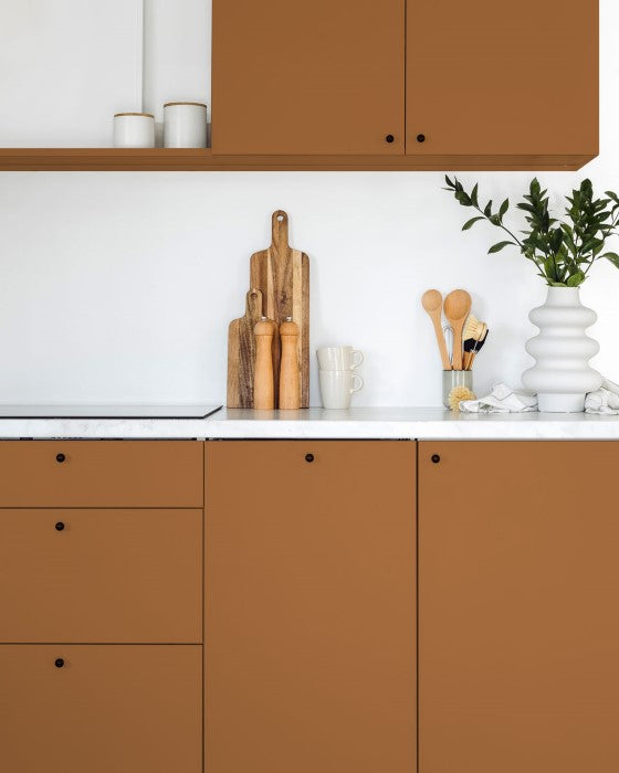 Küche im mittleren, leicht bräunlichen Orange Muddy Earth