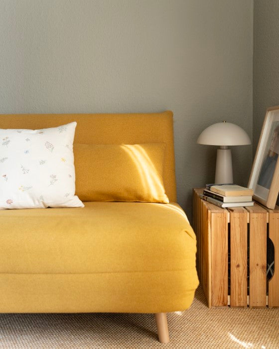 Wohnzimmerwand hinter gelbem Sofa im leicht gelblicheln Grauton Nature Grey gestrichen