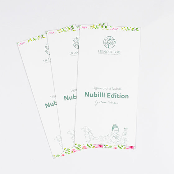 Nubilli Edition Farbtonkarten liegen aufgefächert auf weißem Untergrund