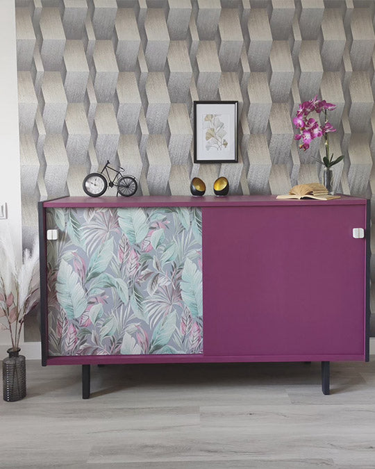 Im warmen, rötlichen Lila-Farbton Orchidee gestrichene Kommode