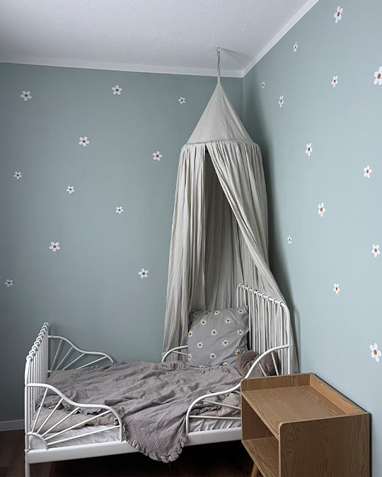 Wand im Kinderzimmer im kühlen, pastelligen Graugrün Sage