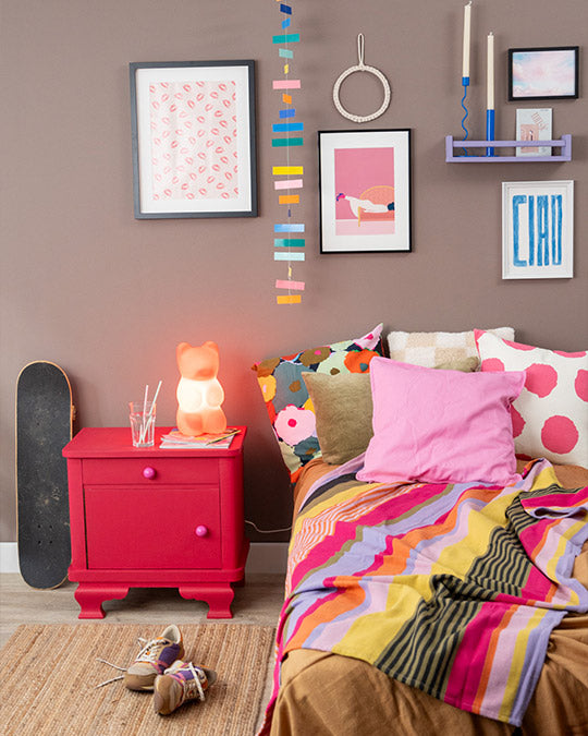 Wand im Kinderzimmer im mittleren Braun-Grau Shades