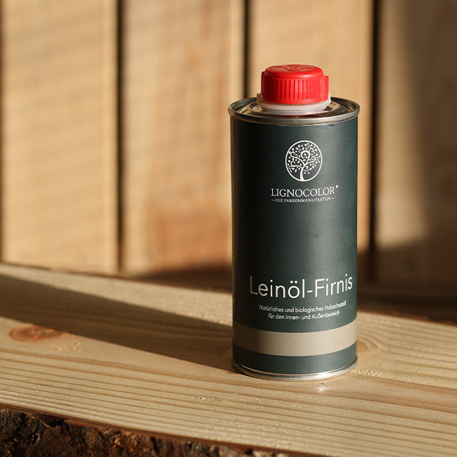 Kleine Dose des Lignocolor Leinöl-Firnis auf einem Holzuntergrund