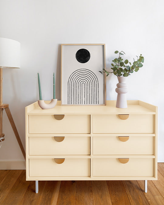 Gelbe Kommode in Vanilla von Lignocolor gestrichen vor weißer Wand im Wohnzimmer