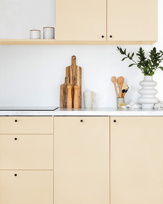 Küche mit gelben Küchenfronten in Vanilla gestrichen
