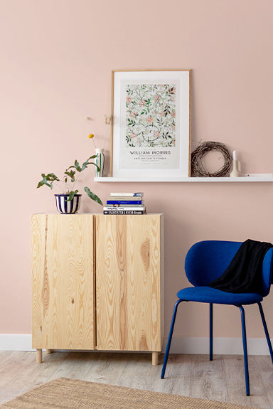 Wohnzimmer Inspiration mit Kommode und Stuhl vor Wand in Wandfarbe Cashmere
