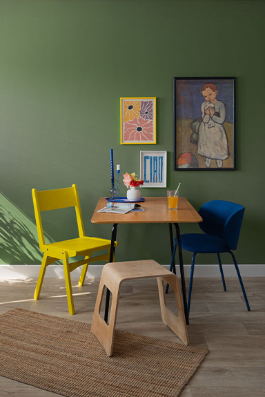Esszimmer Inspration mit Tisch und zwei Stühlen vor grüner Wand mit Wandfarbe Forest von Lignocolor