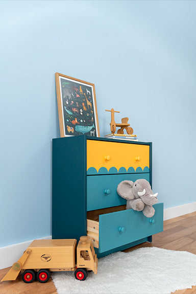 Blaue Kommode im Kinderzimmer vor blauer Wand mit Wandfarbe Ice Blue von Lignocolor