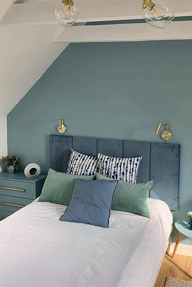 Schlafzimmer Inspiration mit Bett vor blauer Wand mit Wandfarbe Indian Ocean von Lignocolor