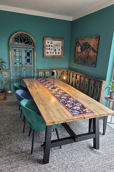 Esszimmer Inspiration mit Tisch und Stühlen vor grüner Wand mit Wandfarbe Green von Lignocolor