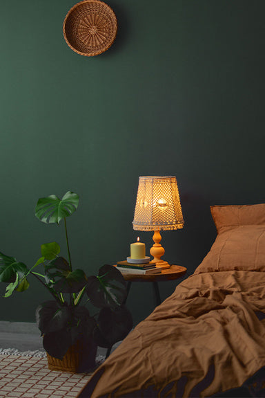 Schlafzimmer Inspiration Bett und Lampe vor dunkelgrüner Wand mit Wandfarbe Midnight Green von Lignocolor