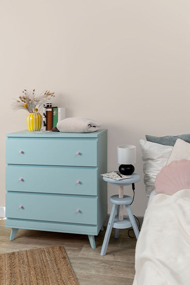 Blaue Kommode vor beiger Wand mit Wandfarbe Sahara von Lignocolor
