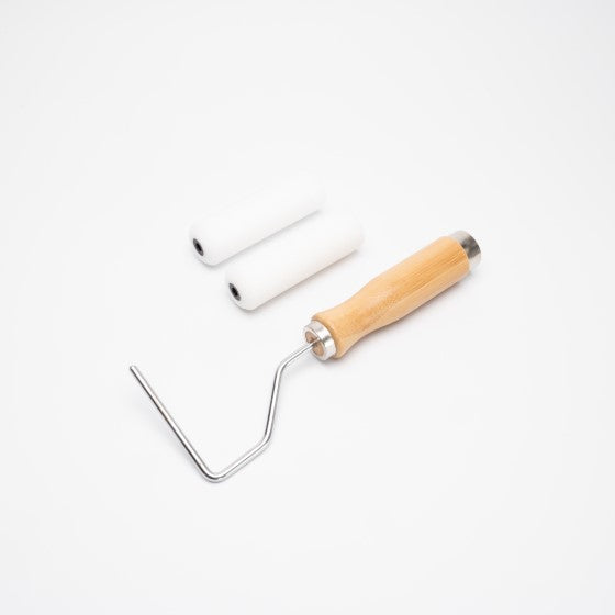 Farbroller mit Holzgriff und zwei Schaumstoff-Farbwalzen in weiß